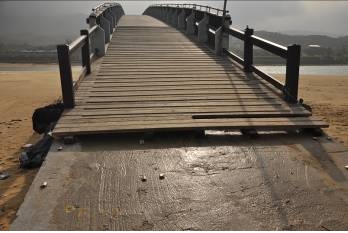 「彎月型拱橋」終點下沙灘前有木板與水泥面落差障礙